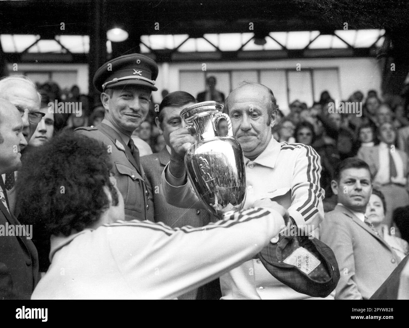 EM72 Final Germany - Russia 3:0 in Brussels: Franz Beckenbauer hands over the EM - Cup to national coach Helmut Schön [automated translation] Stock Photo