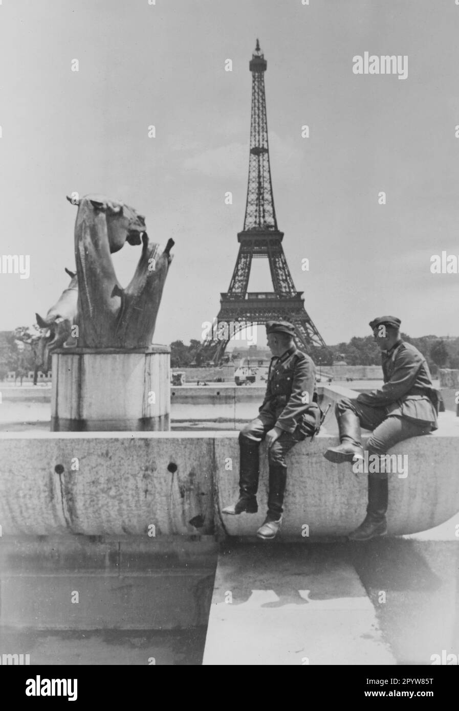 German soldiers paris Black and White Stock Photos & Images - Alamy