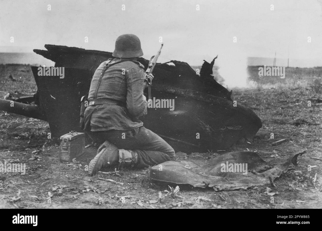 A soldier takes cover behind the blown-off turret of a Russian T34 during fighting in the area of Heeresgruppe Mitte (Unternehmen Bagration). Photo: Göttert [automated translation] Stock Photo