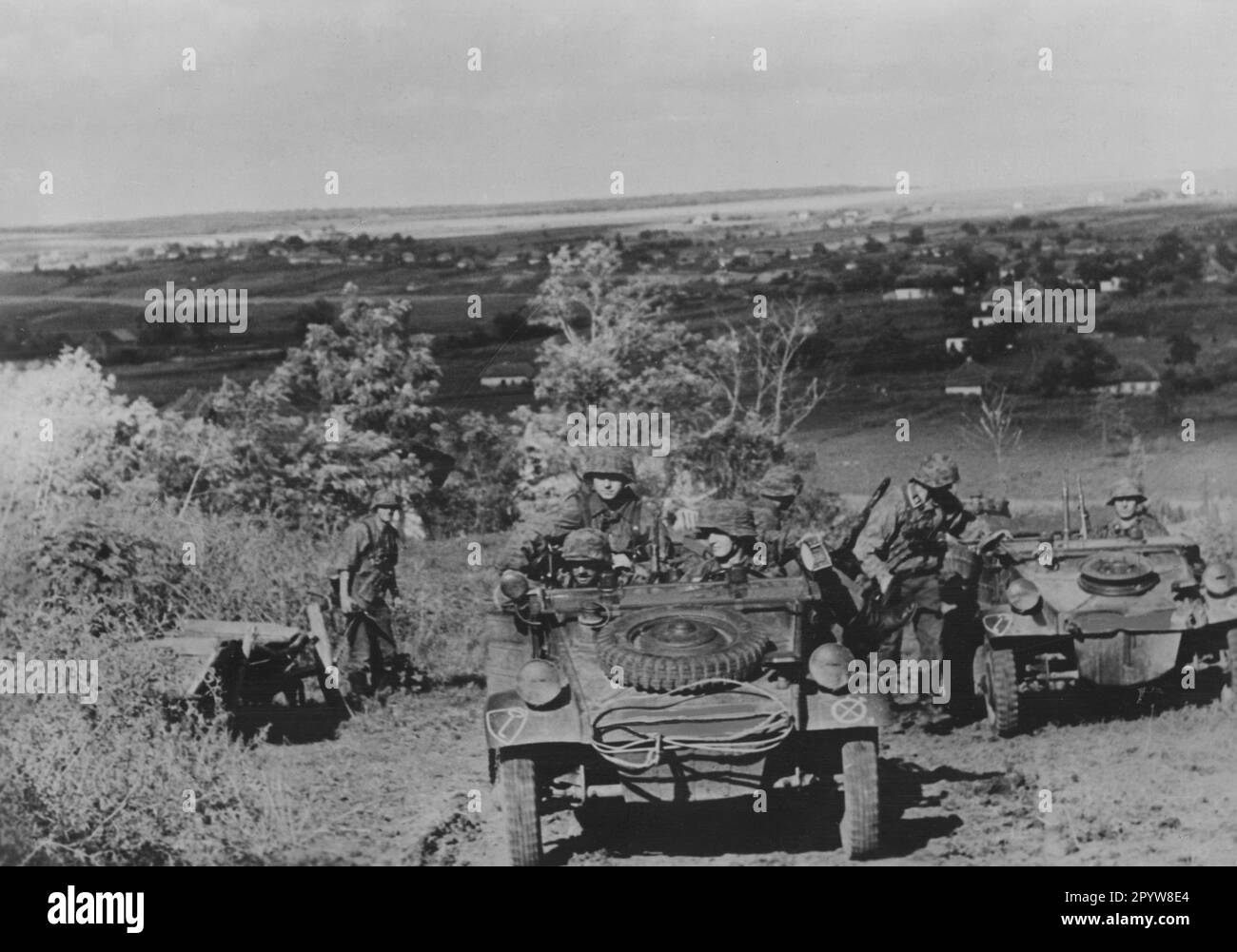 Soldiers of the Leibstandarte-SS Adolf Hitler in Volkswagen Kübelwagen on the Eastern Front. Photo: Roth [automated translation] Stock Photo