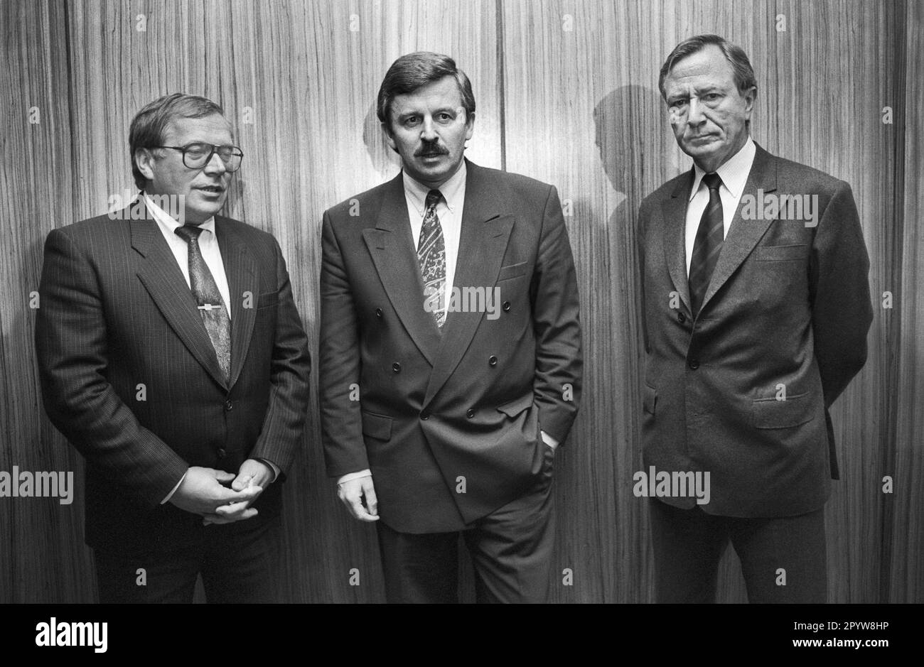 Germany, Bonn, October 2, 1991. archive: 28-80-22 Economic discussion on coal policy Photo: Federal Minister of Economics Juergen Moellemann, Hans Berger, Chairman of the Mining and Energy Trade Union (left) and Dr. Heinz Horn, Chairman of the Board of Ruhrkohle AG and Chairman of the Board of the German Coal Association [automated translation] Stock Photo