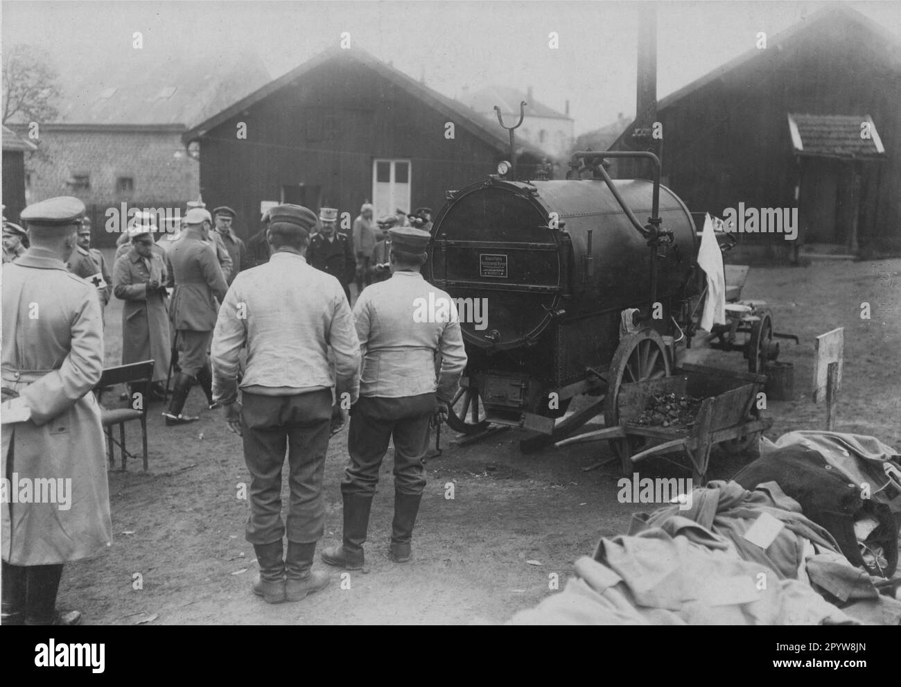 A mobile boiler for disinfecting clothing on the Western Front at Montmedy, apparently during inspection of the division by a senior German officer. On the boiler the name of the manufacturer: Specialfabrik Apparteanstalt Weimar Aktiengesellschaft, formerly Gebtrüder Schmidt. [automated translation] Stock Photo