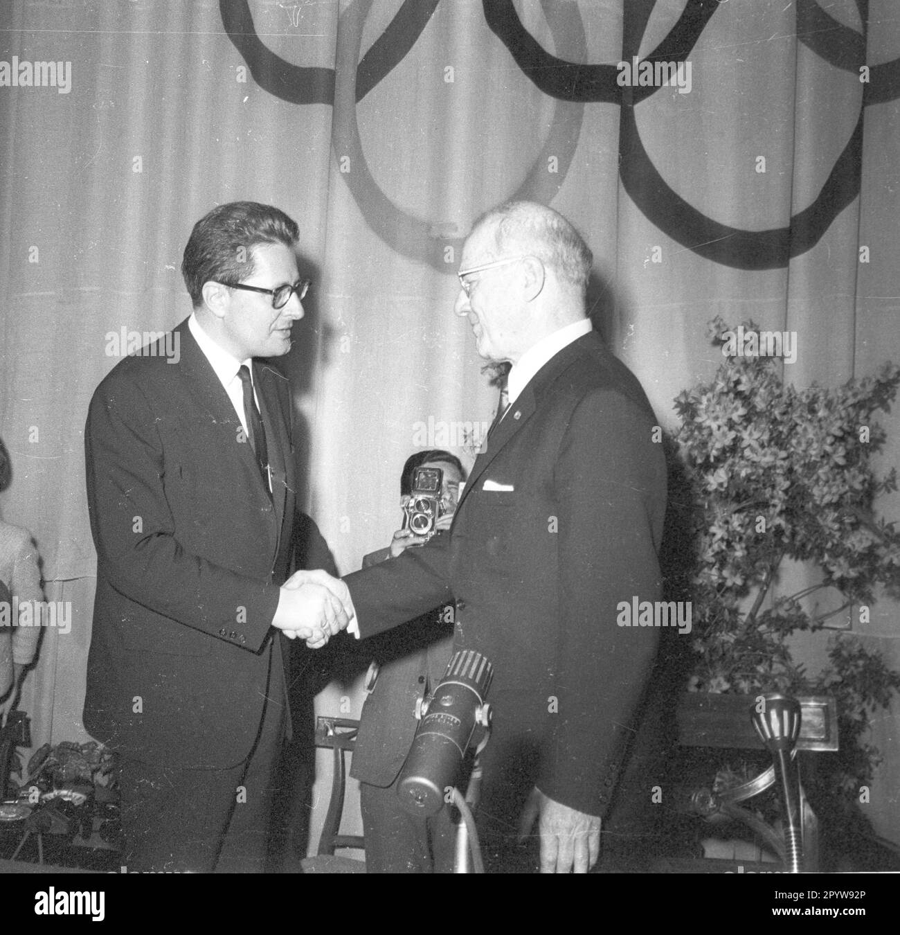 IOC - Congress in Rome 1966 at which Munich got the bid for the Olympic Games 1972 25.04.1966 / Avery Brundage (right) congratulates OB Hans-Jochen Vogel (Lord Mayor of Munich) . [automated translation] Stock Photo