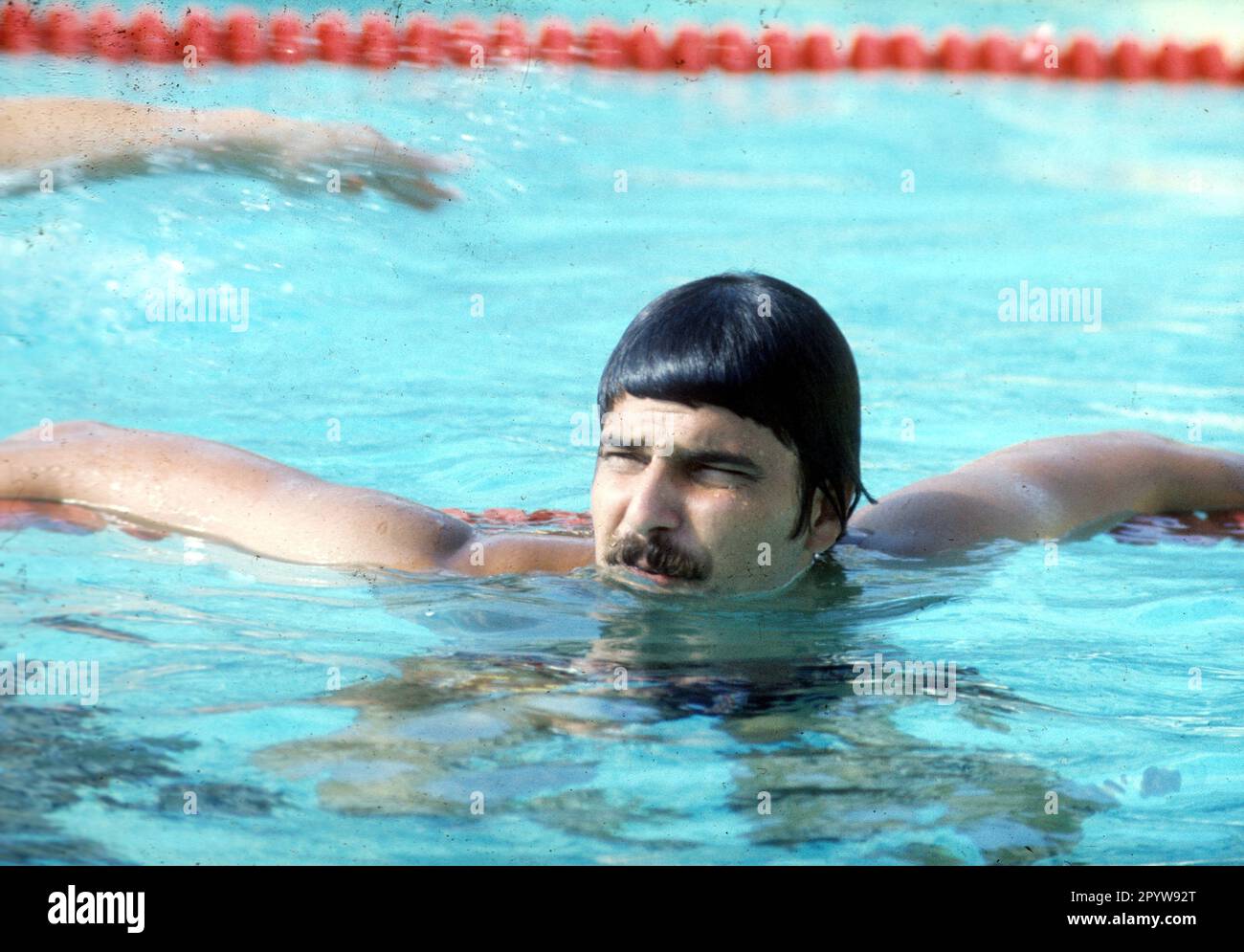 European Swimming Championships in Jönköping (Sweden) 1977 / The seven-time Olympic champion from Munich 1972, Mark Spitz (USA), did not miss the opportunity to test the pool 18.08.1977 [automated translation] Stock Photo