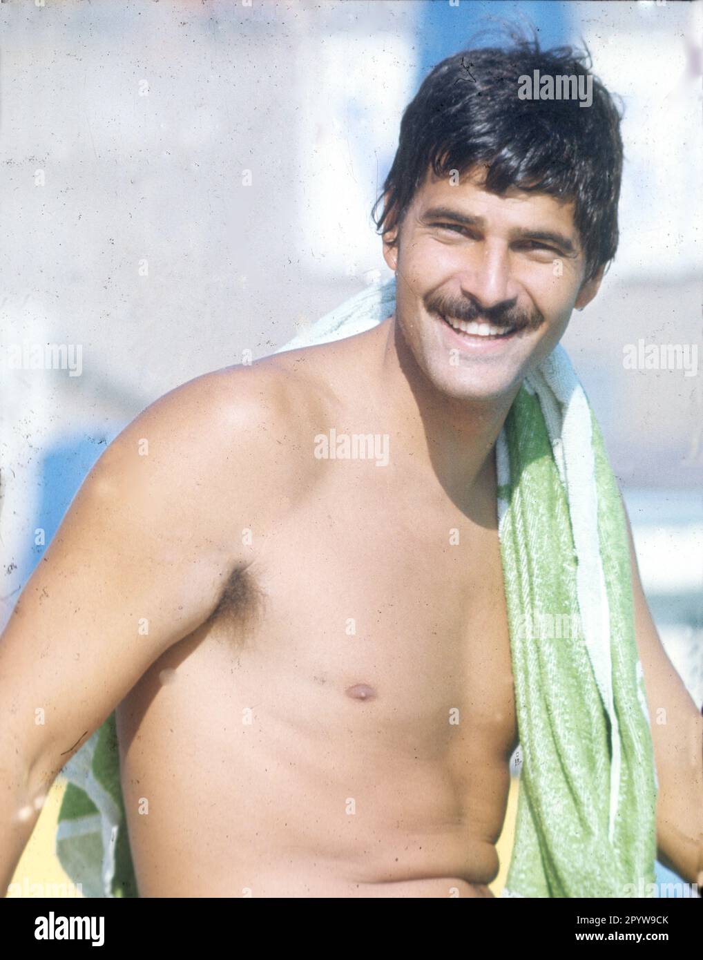 Swimming - European Championships in Jönköping (Sweden) 1977 / Guest the seven-time Olympic champion of Munich 1972, Mark Spitz (USA), did not miss it to test the competition pool 18.08.1977. Mark Spitz portrait, laughs, positive with towel over his shoulder [automated translation] Stock Photo