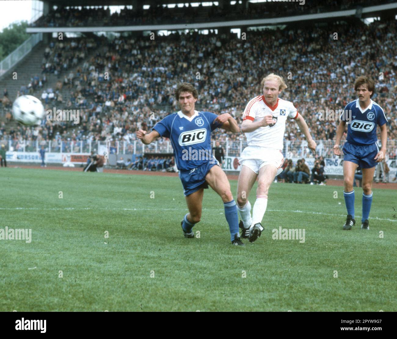 FB - BL , 34. matchday , Hamburger SV - Karlsruher SC 3:3 /29.05.1982/ Lars Bastrup (HSV) shoots in front of Uwe Dittus (left) Only for journalistic purposes! Editorial use only ! [automated translation] Stock Photo