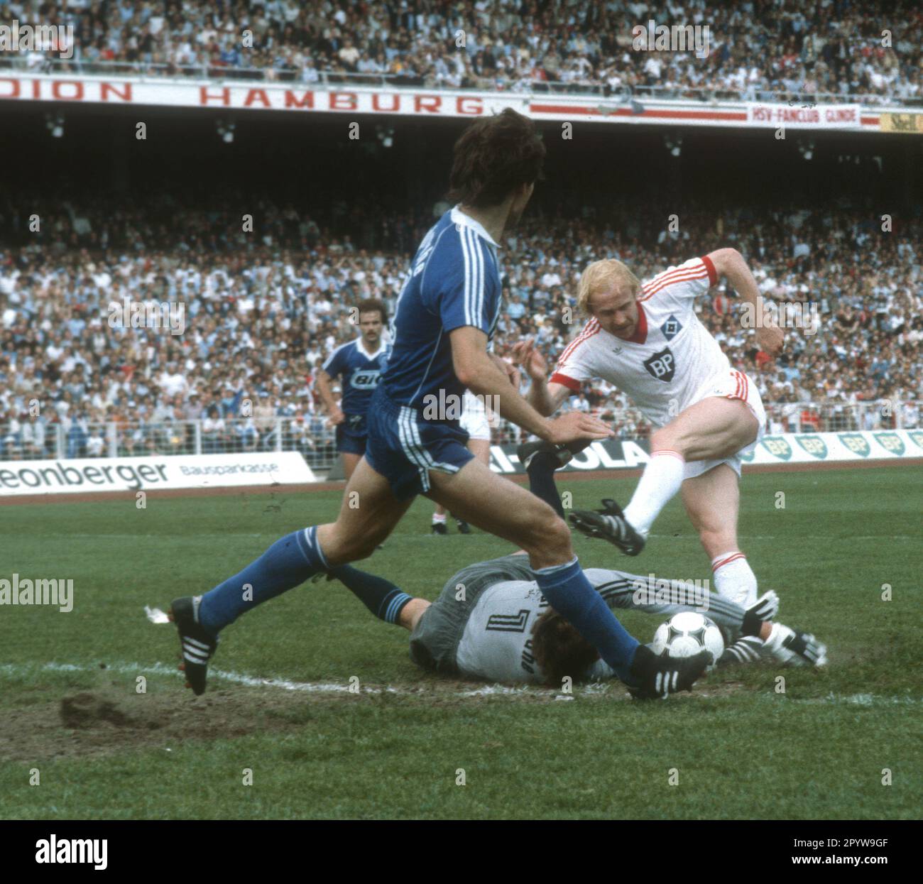 FB - BL , 34. matchday , Hamburger SV - Karlsruher SC 3:3 /29.05.1982/ Lars Bastrup (HSV/right) shoots against goalkeeper Rudolf Wimmer (KSC/on the ground) For journalistic purposes only! Editorial use only ! [automated translation] Stock Photo