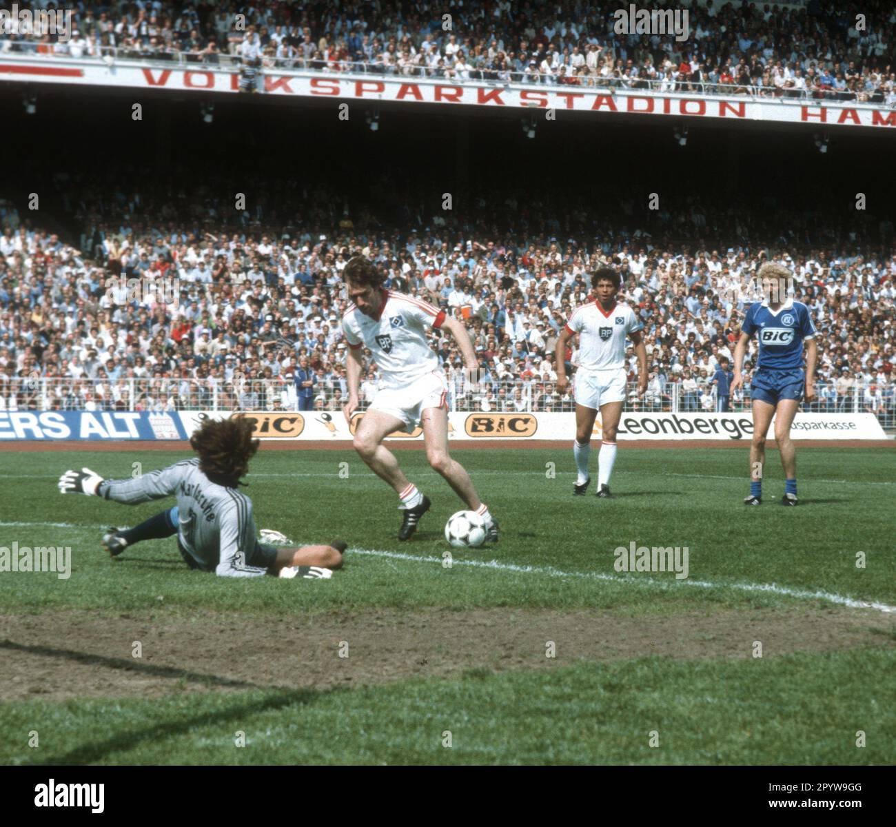 FB - BL , 34. matchday , Hamburger SV - Karlsruher SC 3:3 /29.05.1982/ Manfred Kaltz on the way to 2:0 overplays goalkeeper Rudolf Wimmer (KSC). Hartwig (HSV) and Bold (KSC) look on For journalistic purposes only! Editorial use only ! [automated translation] Stock Photo