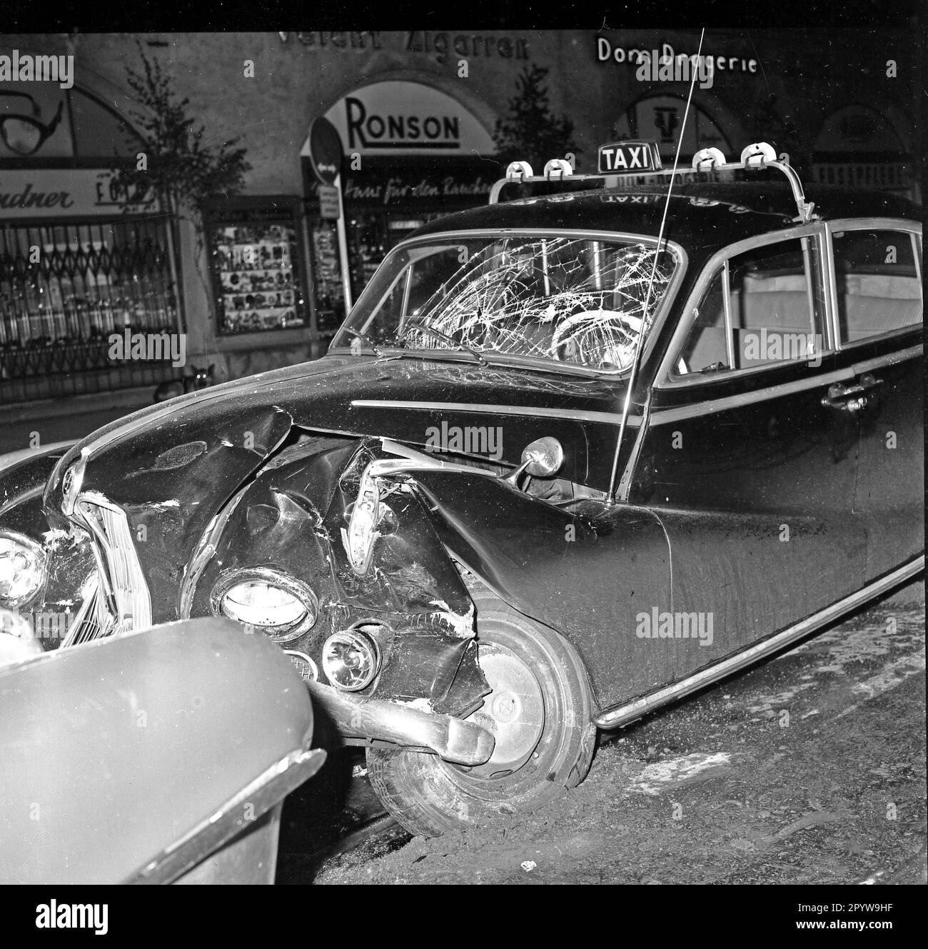 Car accident in Munich 20.06.1964 (date estimated). Crashed BMW 501