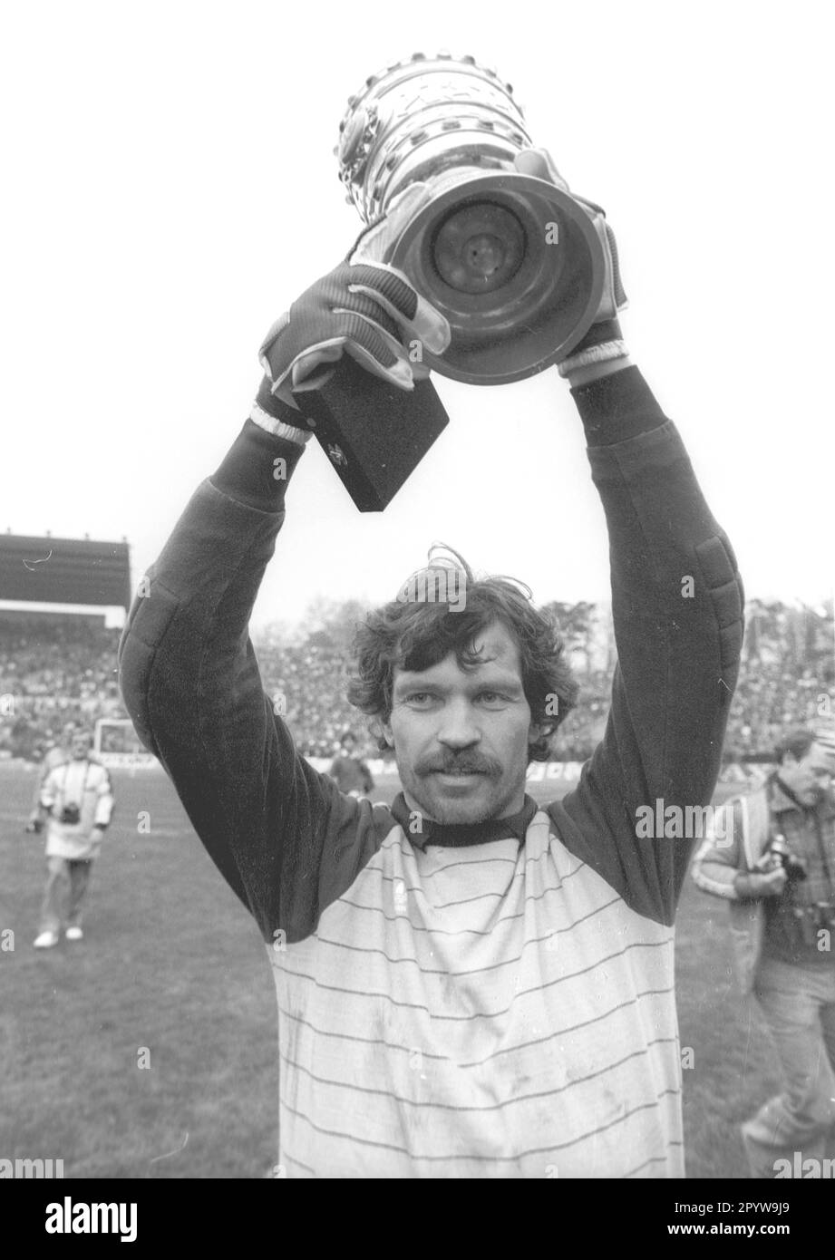 DFB Cup final FC Bayern Muenchen - 1. FC Nuernberg 4:2 /01.05.1982/ Goalkeeper Manfred Mueller (FCB) with the DFB cup [automated translation] Stock Photo