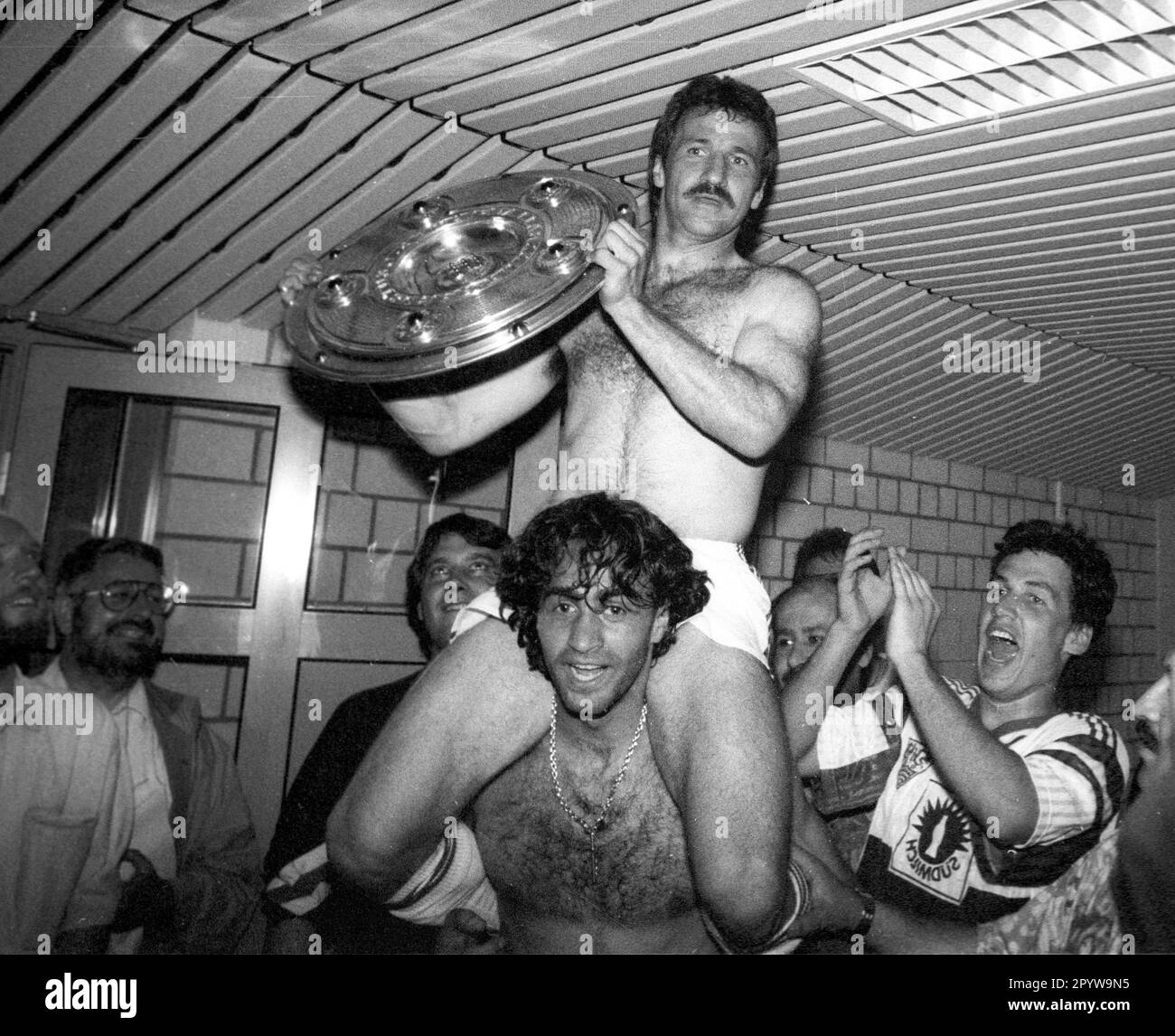VFB Stuttgart German Champion 1992 16.05.1992. / Fritz Walter with the championship trophy on the shoulders of Maurizio Gaudino [automated translation] Stock Photo