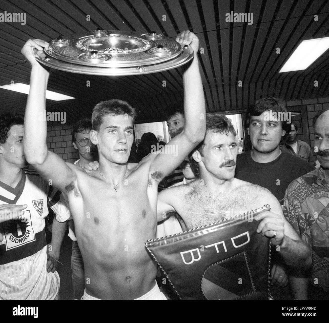 VFB Stuttgart German Champion 1992 16.05.1992. Andreas Buck with the champion plate, right Fritz Walter with pennant [automated translation] Stock Photo