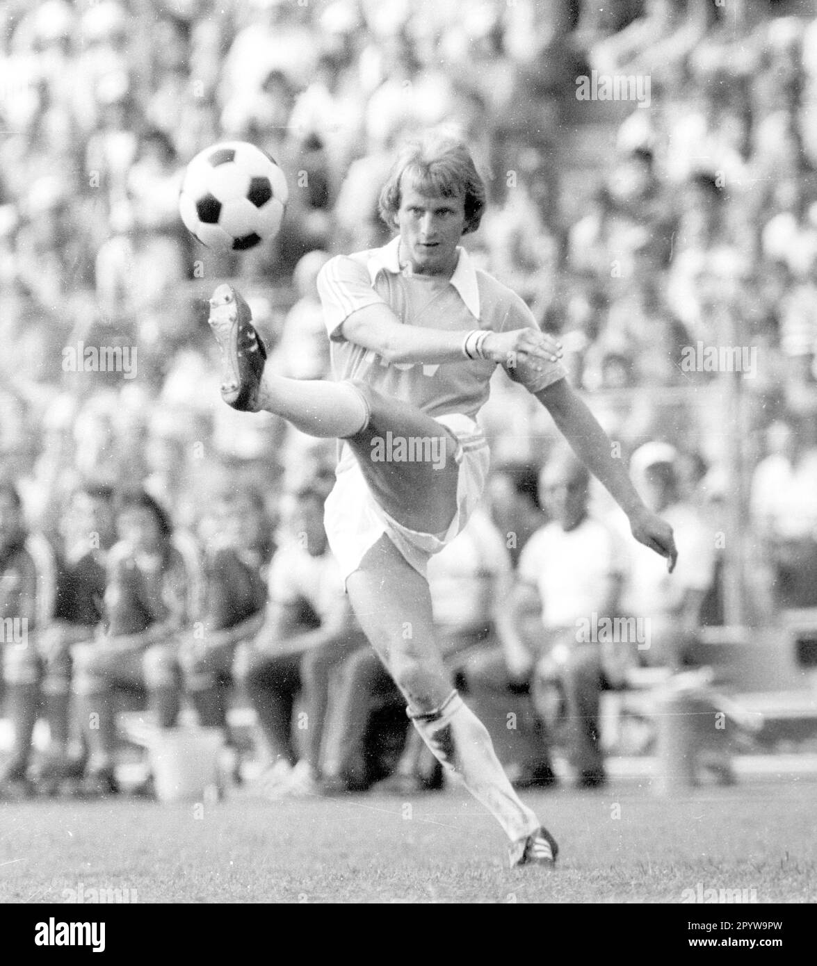 DFB Cup Final 26.06.1976 : Hamburger SV - 1. FC Kaiserslautern 2:0 in Frankfurt / Caspar Memering (HSV) shoots [automated translation] Stock Photo