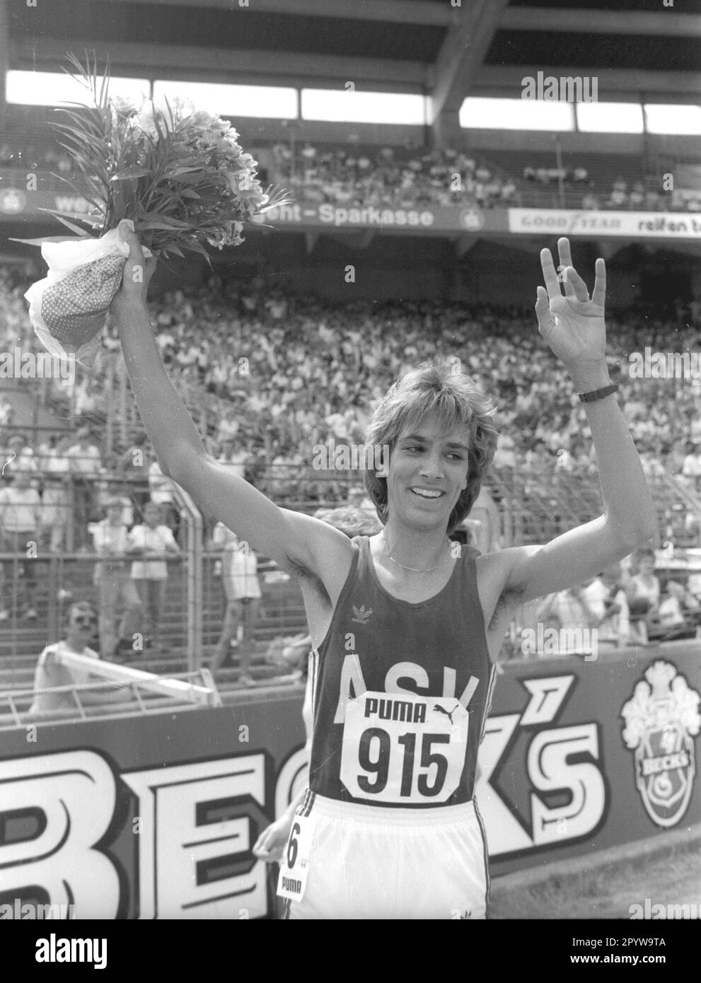 DM Leichtathletik 11.07.1987 in Gelsenkirchen / the German champion in the 1500m run : Brigitte Kraus (ASV Köln) cheers with a bouquet of flowers in her hand [automated translation] Stock Photo