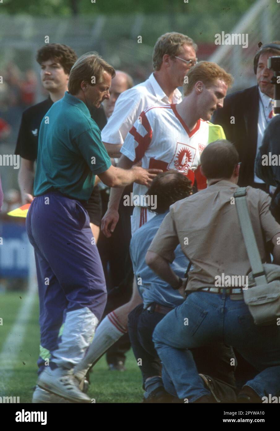 Bayer 04 Leverkusen - VFB Stuttgart 1:2 /16.05.1992/ VFB thus German champion 1992. Matthias Sammer (VfB Stuttgart) leaves the field after red card , left co-coach Lorenz Günter Köstner [automated translation] Stock Photo