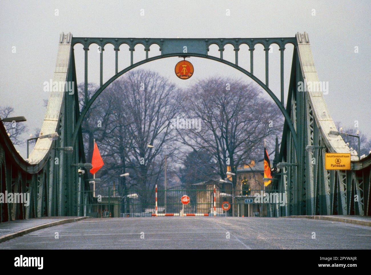 Germany, Berlin, 20.12.1988 GDR border photo: the Glienitzer bridge between West and East Berlin [automated translation] Stock Photo