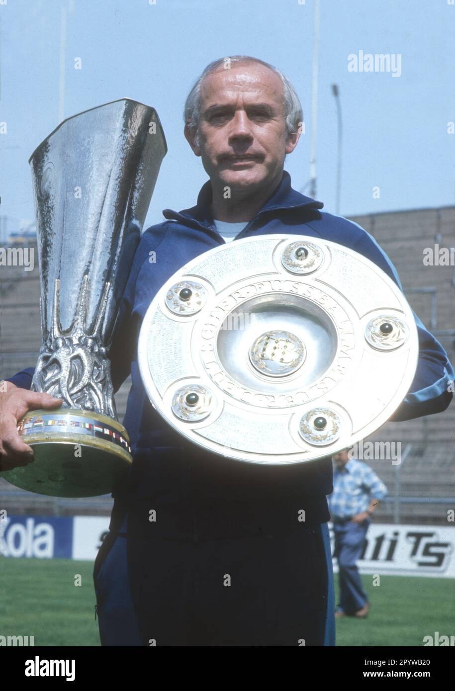 Coach Hennes Weisweiler (Borussia Mönchengladbach) with championship trophy and UEFA Cup 01.06.1975 (estimated). [automated translation] Stock Photo