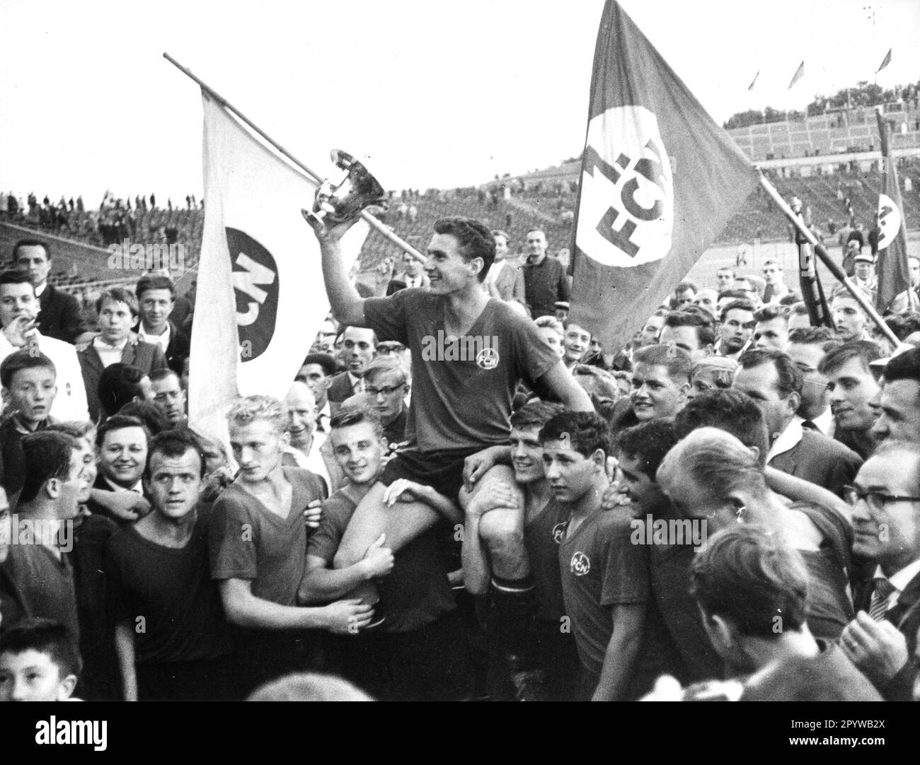 DFB Cup final 29.08.1962 in Hanover. 1. FC Nuremberg - Fortuna Dusseldorf 2:1 n.V. Nuremberg's team captain Ferdinand Wenauer is carried off the field on his shoulders. For journalistic use only! Only for editorial use! [automated translation] Stock Photo