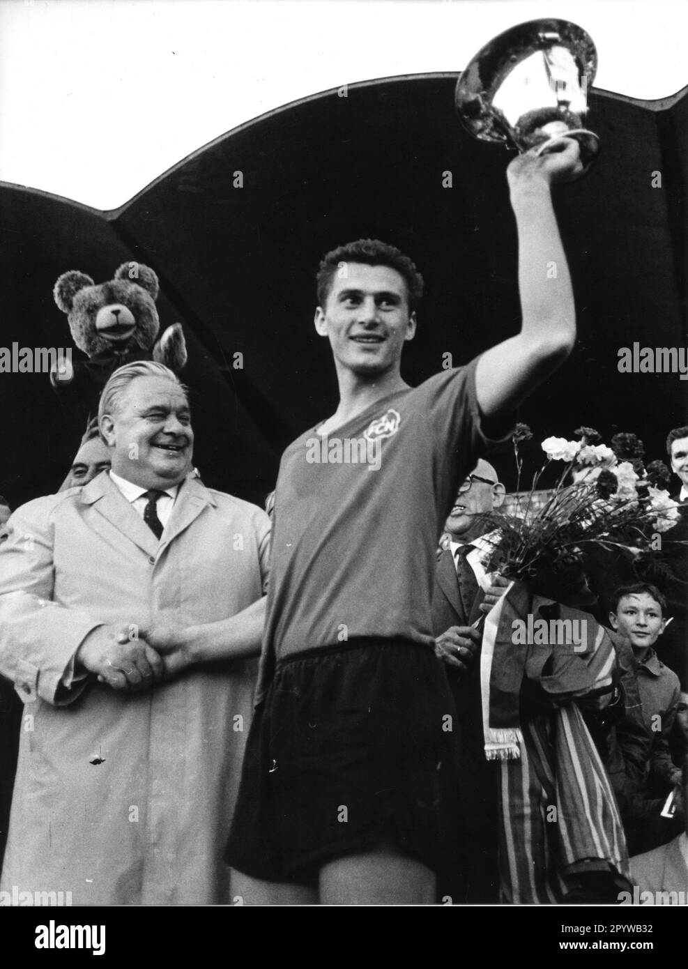 DFB Cup Final 29.08.1962 in Hannover. 1st FC Nuremberg - Fortuna Dusseldorf 2:1 n.V. Team captain Ferdinand Wenauer (FCN) presents the cup. For journalistic use only! Only for editorial use! [automated translation] Stock Photo