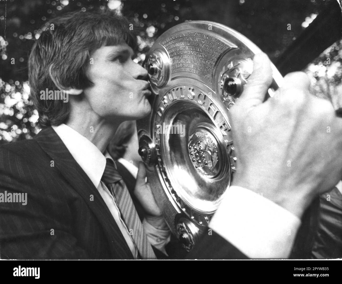German Soccer League 1978/79 season. 1979 German soccer champion Hamburger SV. Peter Nogly kisses the championship trophy. For journalistic use only! Only for editorial use! [automated translation] Stock Photo