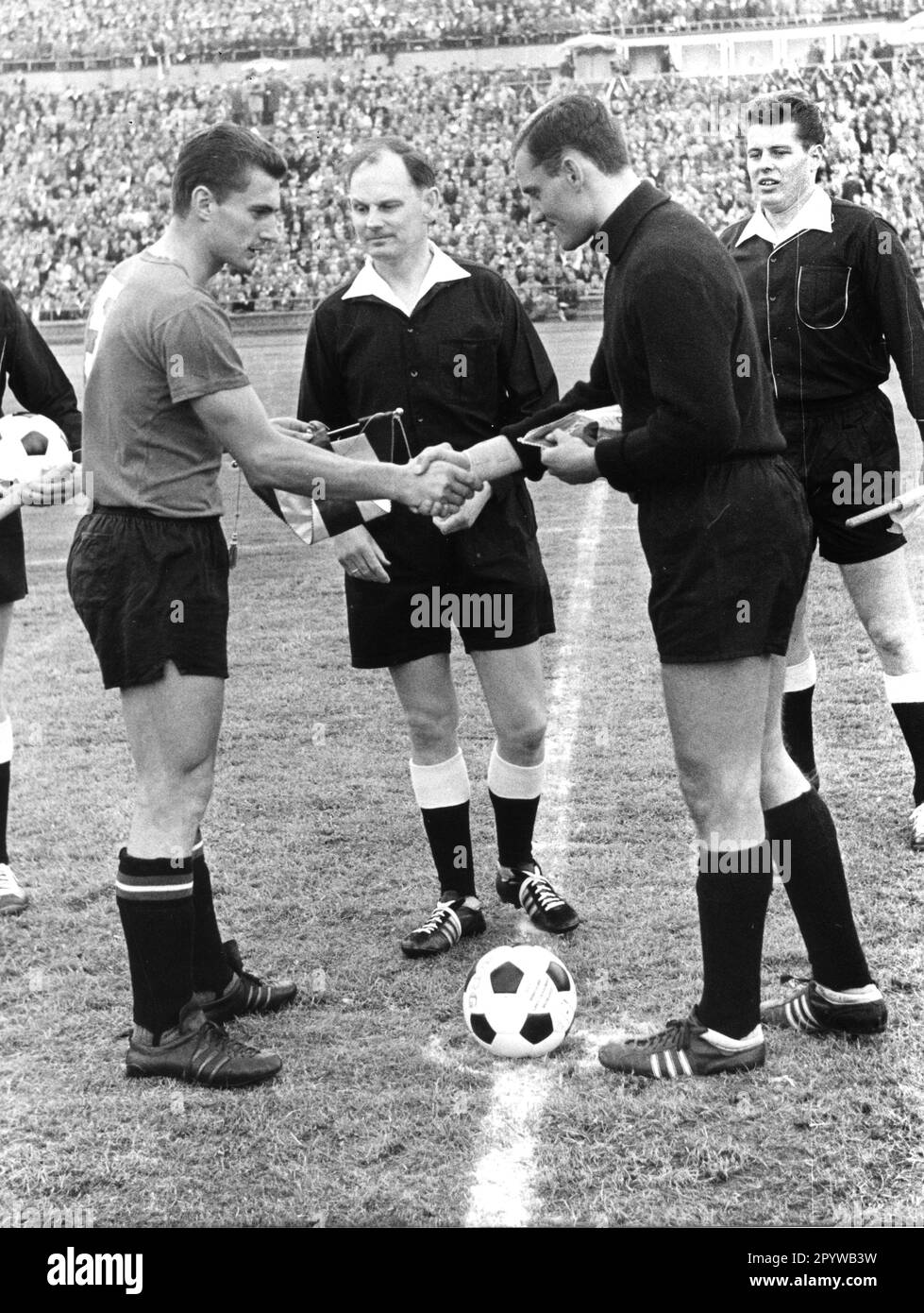 DFB Cup final 29.08.1962 in Hanover. 1st FC Nuremberg - Fortuna Dusseldorf 2:1 n.V. Greeting the captains: Ferdinand Wenauer FCN/li.) and Albert Görtz (F95). Center: Referee Rolf Seekamp. For journalistic use only! Only for editorial use! [automated translation] Stock Photo