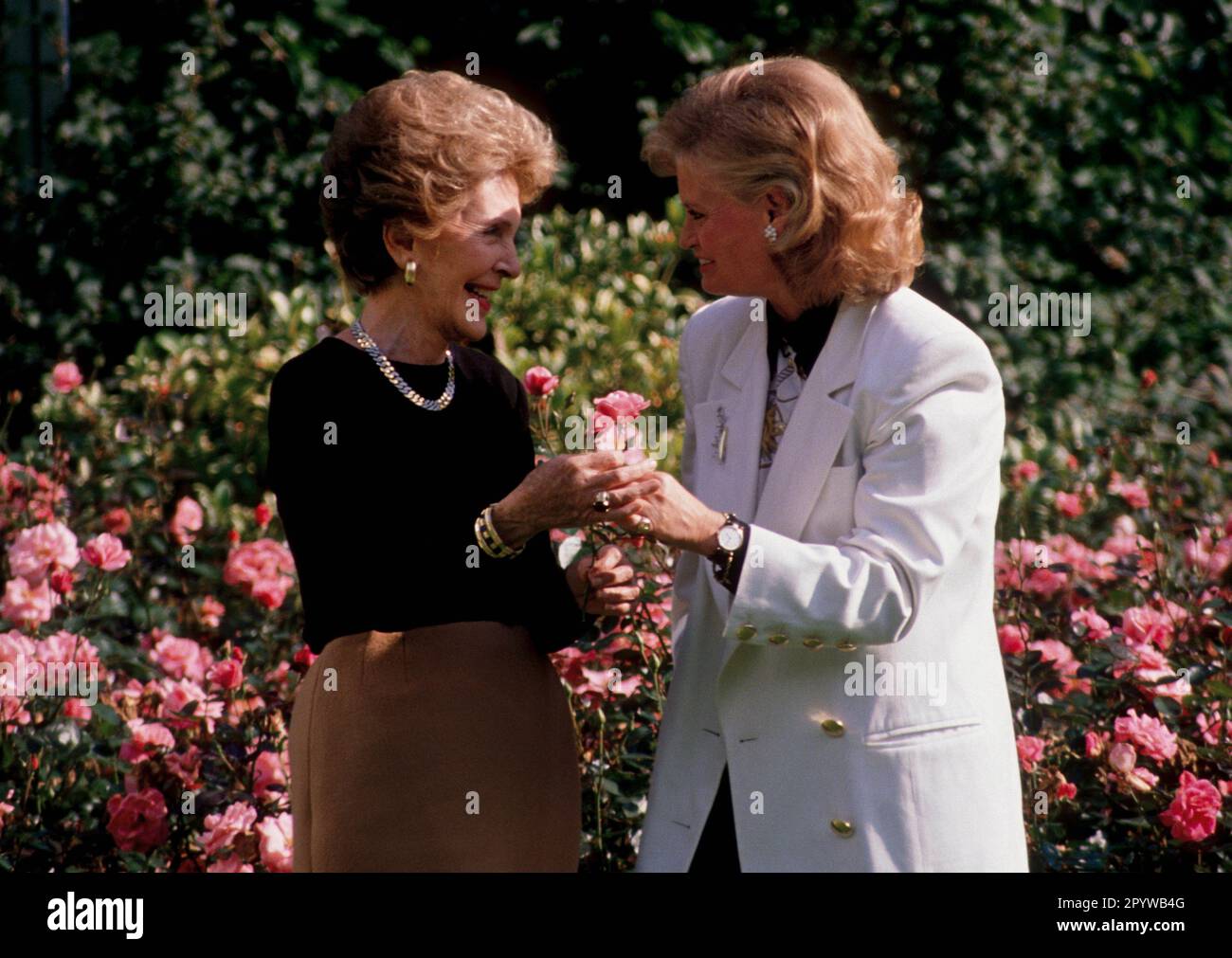 Hannelore KOHL (r.) and Nancy REAGAN in Bonn , September 1990 [automated translation] Stock Photo