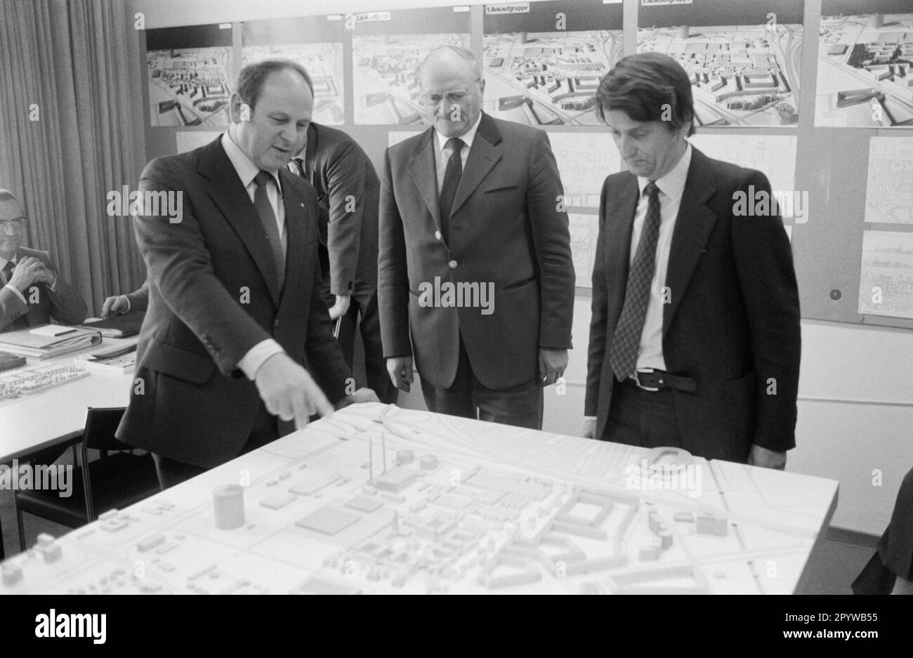 Munich's Lord Mayor Erich Kiesl, Wilhelm Zankl and architect Norbert Koch in front of the model of the planned municipal utility administration center and a coal-fired power plant in the north of Munich near Borstei and the Olympic grounds. [automated translation] Stock Photo