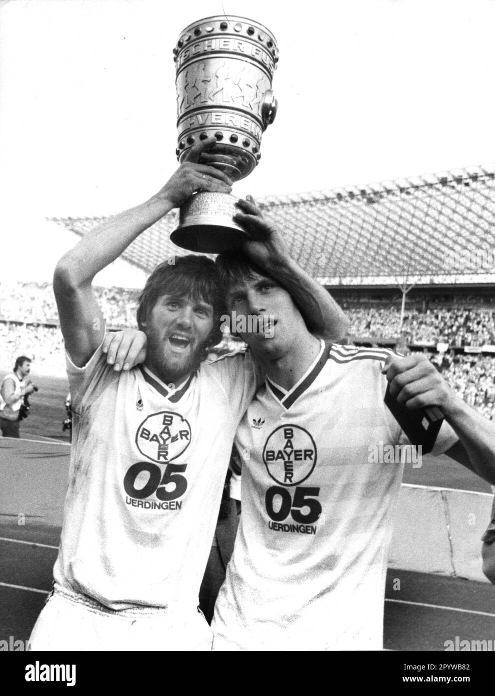 DFB Cup Final FC Bayern Munich - Bayer 05 Uerdingen 26.05.1985. Friedhelm (left) and Wolfgang Funkel (Bayer Uerdingen) present the cup. For journalistic use only! Only for editorial use! [automated translation] Stock Photo