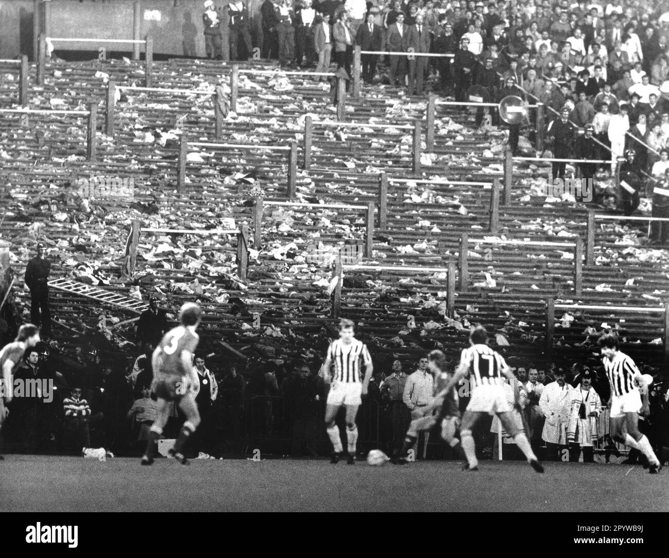 Disaster with 39 dead on the occasion of the European Cup final Juventus Turin - FC Liverpool in the Heysel Stadium in Brussels on 29.05.1985. Devastated fan block during the game. For journalistic use only! Only for editorial use! [automated translation] Stock Photo