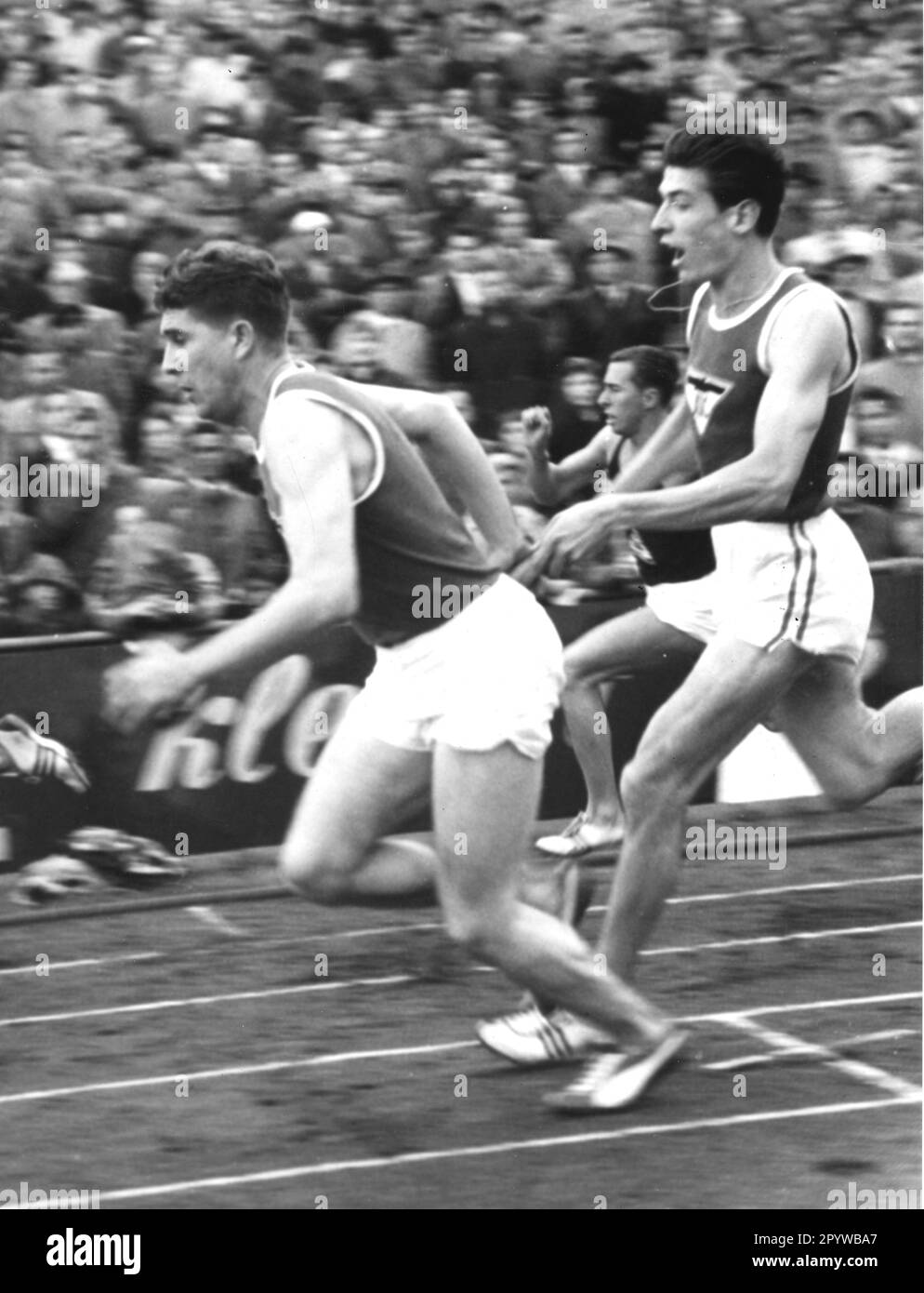 German Athletics Championships 1957 in Düsseldorf. The 4x100m relay team of Karlsruhe SC took second place. Our picture shows the handover from Carl Kaufmann (right) to Heinz Fütterer. Rec. 18.08.1957. Only for journalistic use! Only for editorial use! [automated translation] Stock Photo
