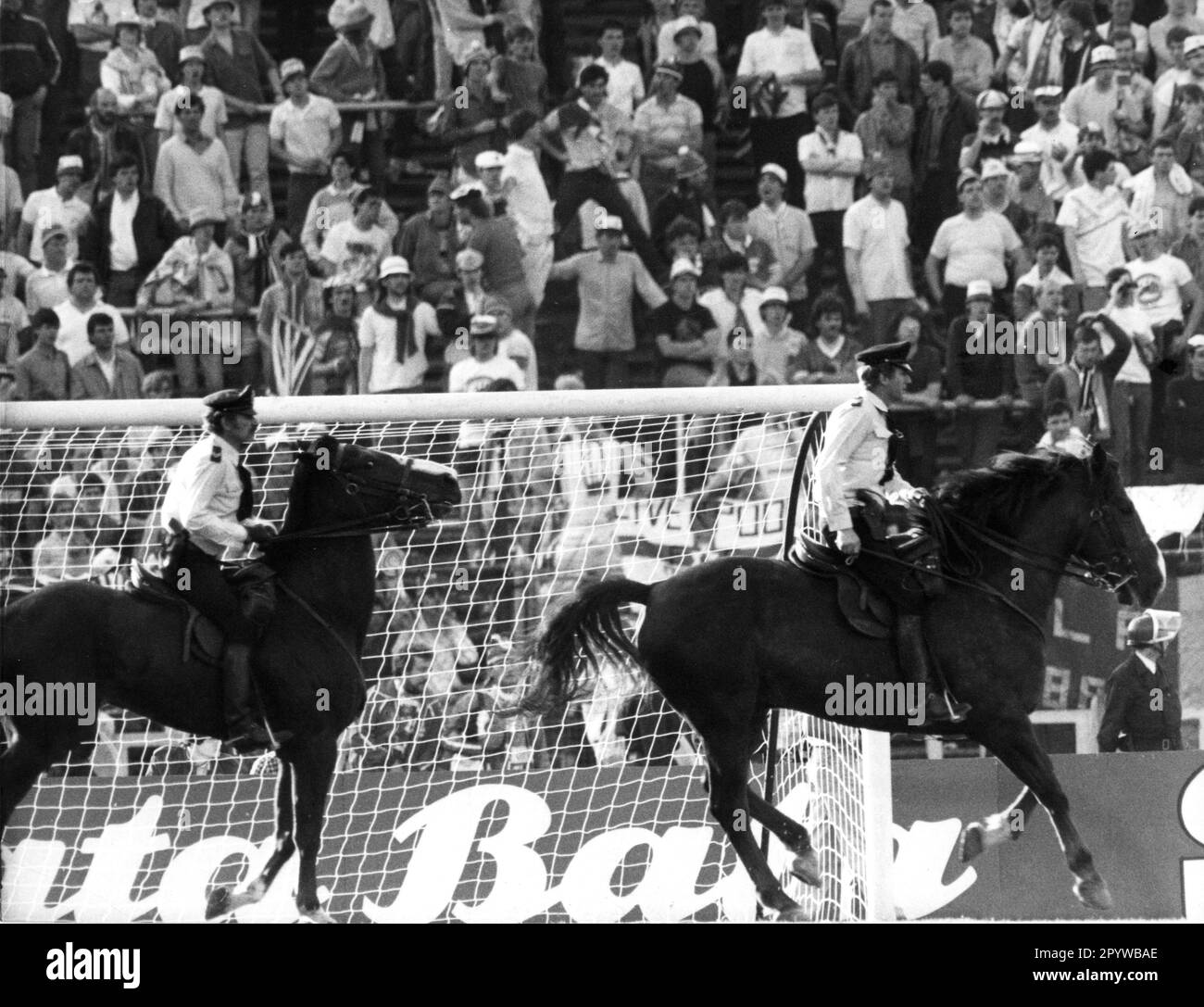 Disaster with 39 dead on the occasion of the European Cup final Juventus Turin - FC Liverpool in the Heysel Stadium in Brussels on 29.05.1985. Mounted police on the field. For journalistic use only! Only for editorial use! [automated translation] Stock Photo