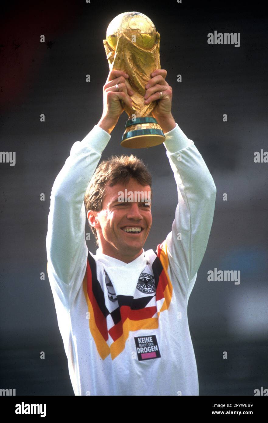 Photo session of the world champions in Frankfurt/Main on 29.10.1990. Lothar Matthäus presents the World Cup trophy. For journalistic use only! Only for editorial use! [automated translation] Stock Photo