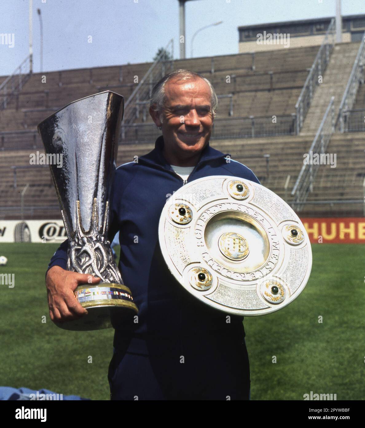 Coach Hennes Weisweiler (Borussia Mönchengladbach) with championship trophy and UEFA Cup 01.06.1975 (estimated). [automated translation] Stock Photo