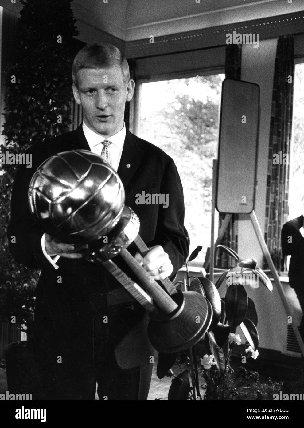Karl-Heinz Schnellinger (1. FC Koeln) as footballer of the year 1962