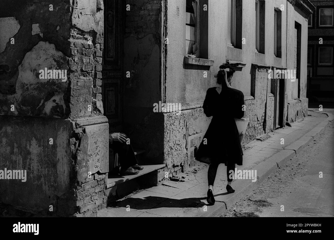 GDR, Berlin, 6.4.1988, Schendelgasse, hand of a man who survived the prison in Plötzensee during the Nazi era (Wednesdays always came the executioner, they called it Schlachtfest...), woman in dress and leggings (hair bow), [automated translation] Stock Photo