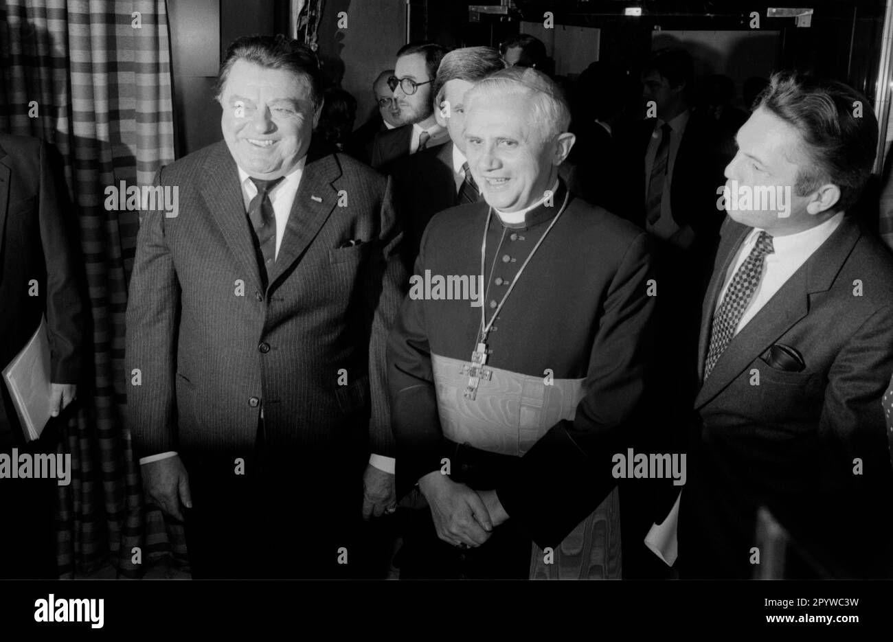 Franz Josef Strauß and Joseph Cardinal Ratzinger at the church New Year's reception in Munich. [automated translation] Stock Photo