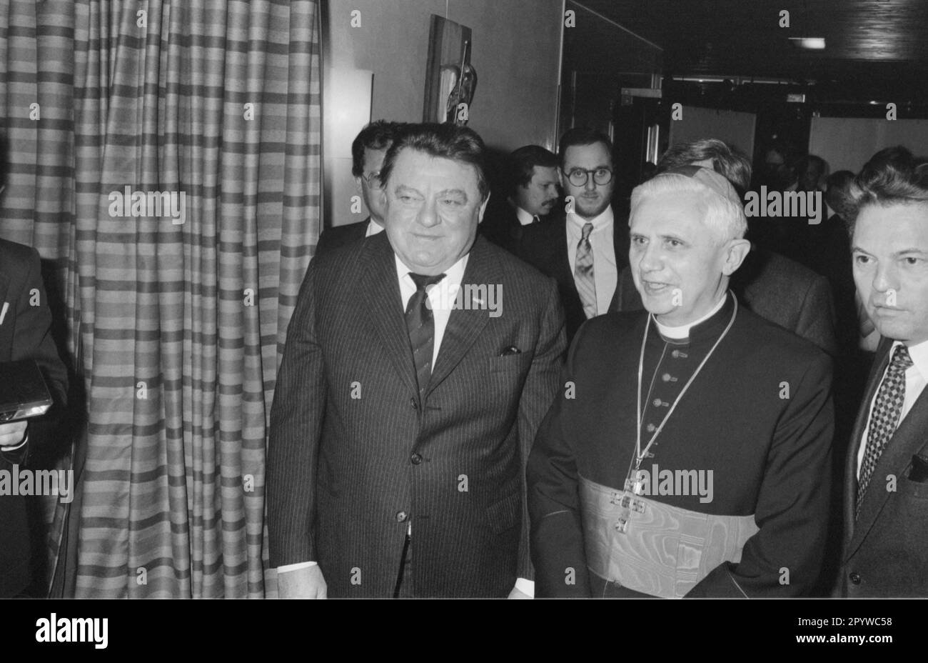 Franz Josef Strauß and Joseph Cardinal Ratzinger at the church New Year's reception in Munich. [automated translation] Stock Photo