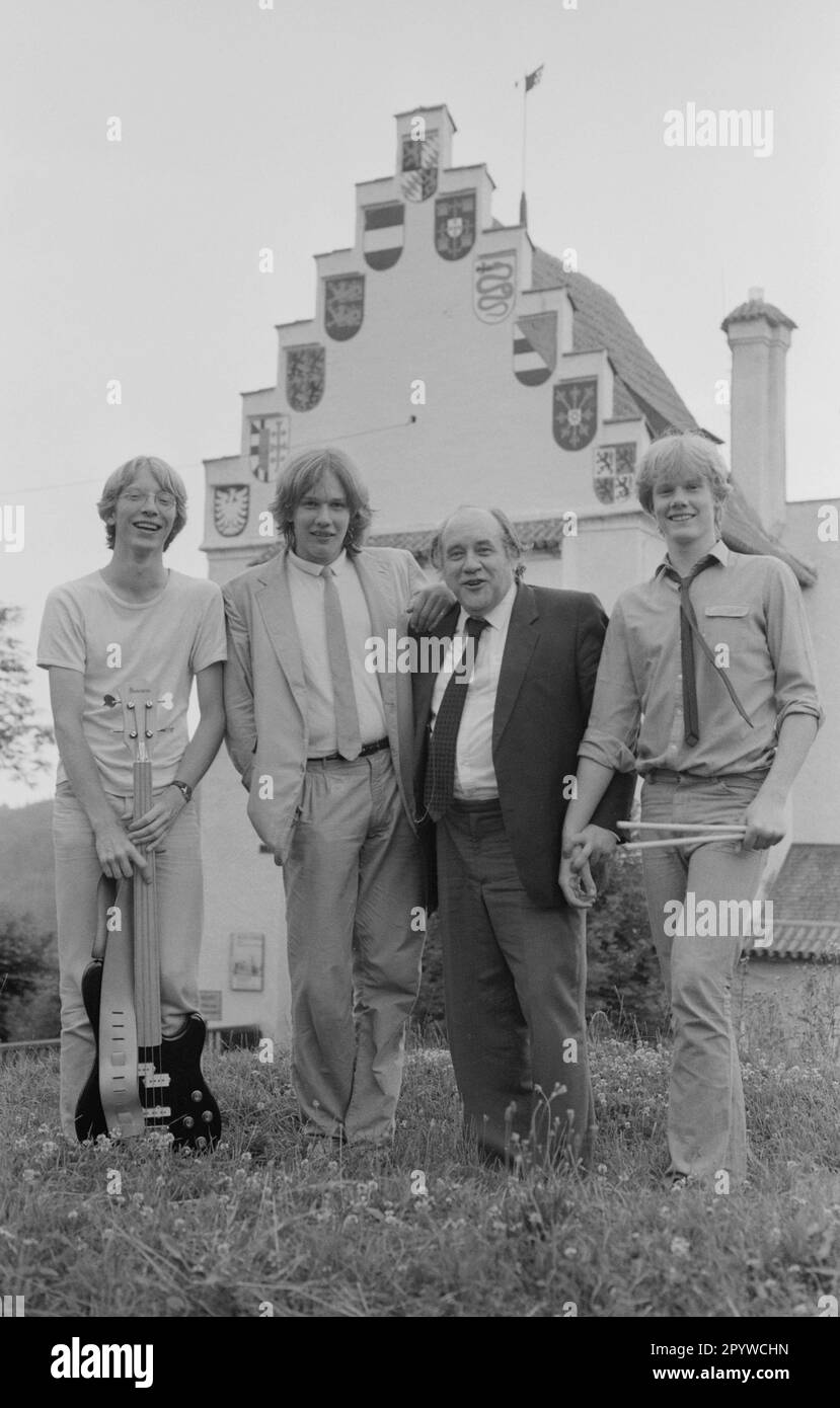 The Everding family in front of Grünwald Castle. August Everding (3rd from left). 2.vli. Conny, r. Christoph. [automated translation] Stock Photo