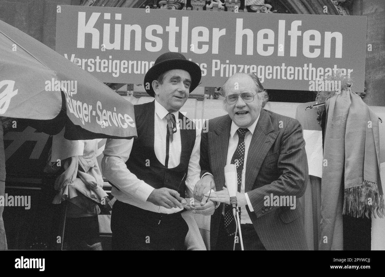'August Everding at the auction of items under the motto ''Artists help'' for the reopening of the Prinzregententheater. [automated translation]' Stock Photo