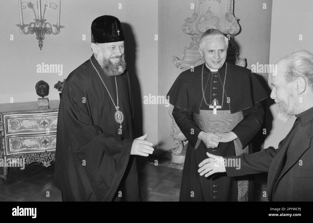The Russian Orthodox Archbishop of Sagorsk Vladimir Dimitroskoy and Josef Cardinal Ratzinger (from left) during a conversation in Munich. [automated translation] Stock Photo