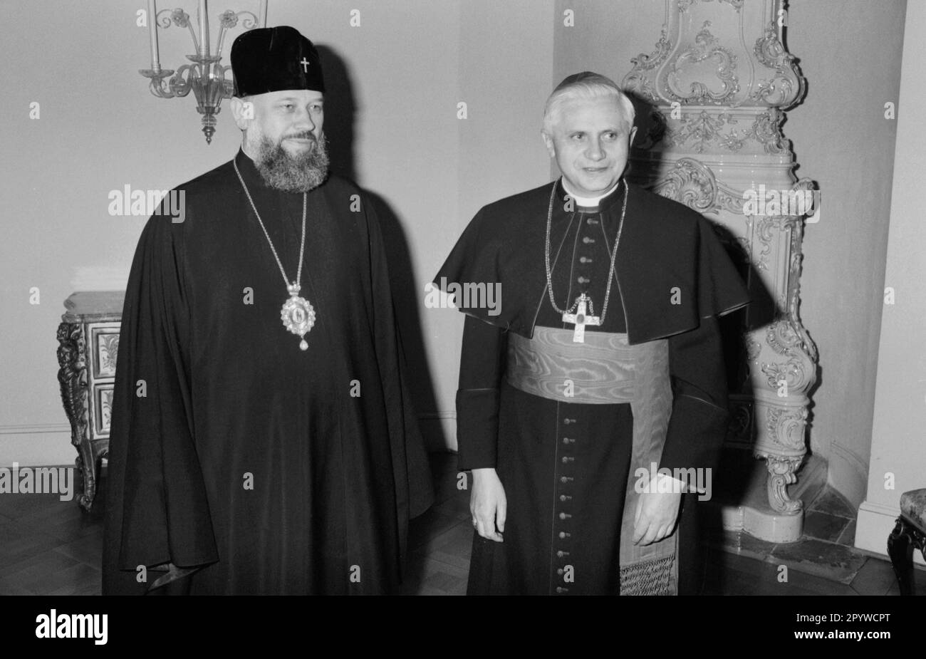 The Russian Orthodox Archbishop of Sagorsk Vladimir Dimitroskoy and Josef Cardinal Ratzinger (from left) during a conversation in Munich. [automated translation] Stock Photo