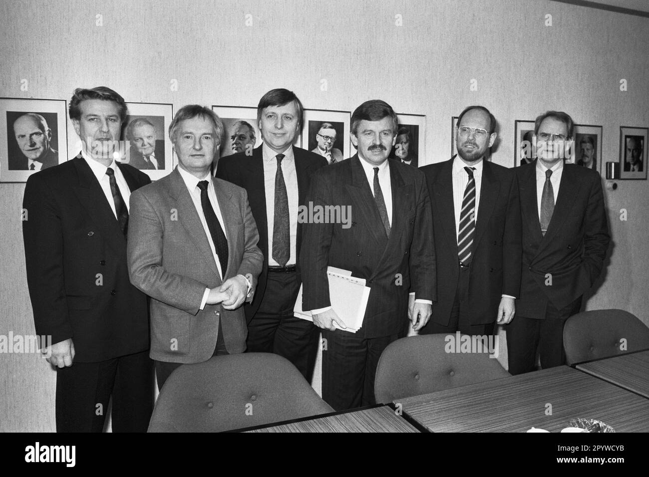Germany, Bonn, 01.03.1991 Archive No.: 25-64-34 Minister of Economics Moellemann meets Eastern Minister of Economics Photo: from left to right: Conrad-Michael Lehment, Minister of Economics of Mecklenburg-Western Pomerania, Horst Rehberger, Minister of Economics of Saxony-Anhalt, Kajo Schommer, Minister of Economics of Saxony, Juergen Moellemann, Federal Minister of Economics, Walter Hirche, Minister of Economics of Brandenburg and Hans-Juergen Schultz, Minister of Economics and Technology, Thuringia [automated translation] Stock Photo