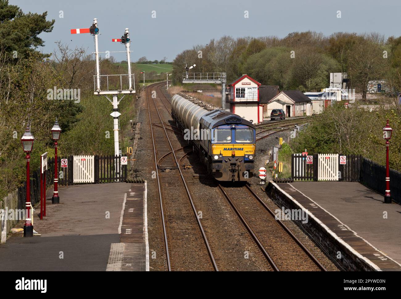 A Class 66 diesel locomotive with cement tankers passes through Appleby Station on the way to Clitheroe cement works Stock Photo