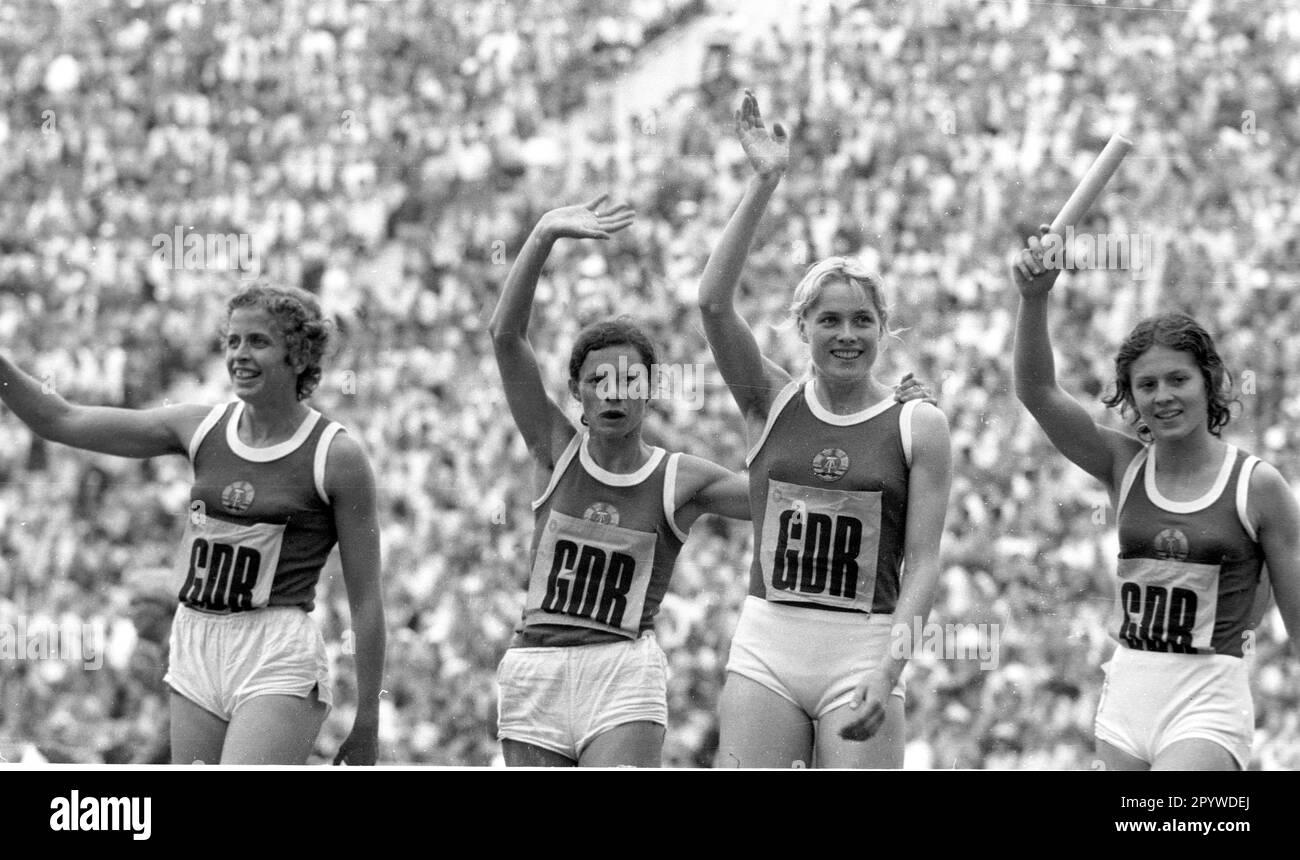 Olympic Games, Munich 1972 The GDR relay team with from left: Dagmar Käsling, Helga Seidler, Rita Kühne and Monika Zehrt is Olympic Champion 1972 over 4x400m 10.09.1972 [automated translation] Stock Photo