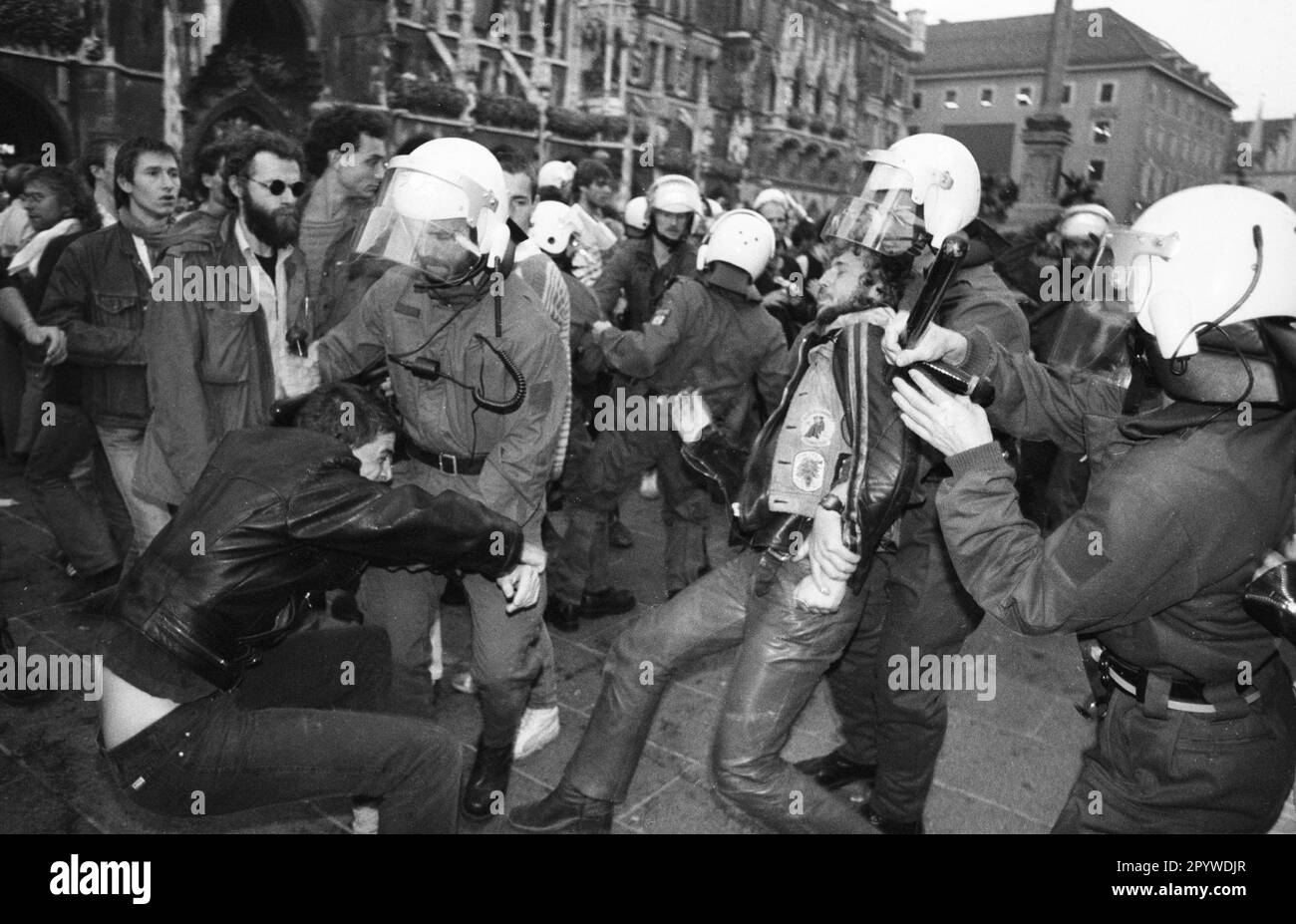 Demonstrations against the construction of the reprocessing plant (WAA) in Wackersdorf. In Munich, the riot police use massive baton to break up an unregistered rally by opponents of nuclear power. Munich, Bavaria, Germany, 04.10.1986 Stock Photo