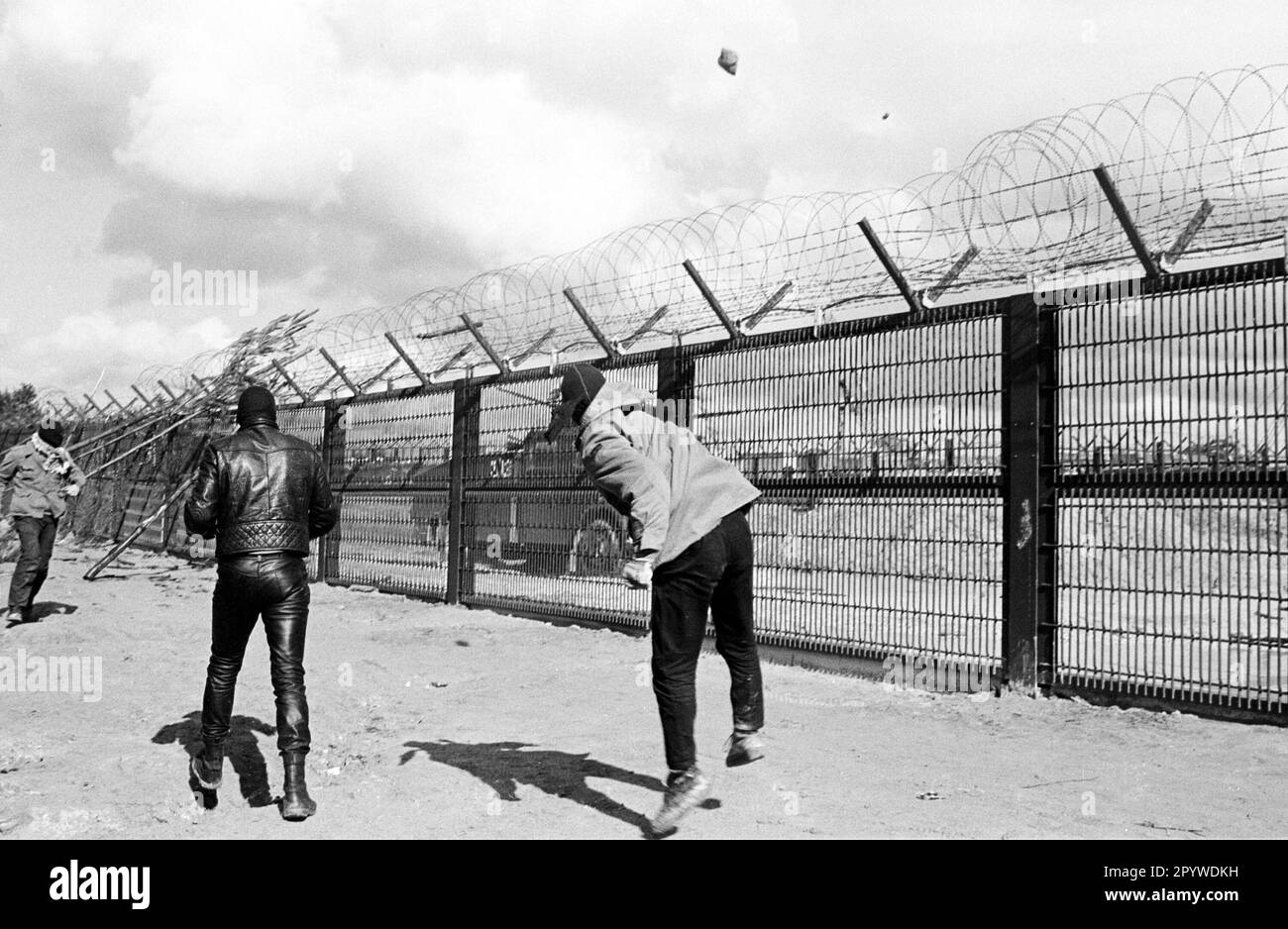 Demonstrations against the construction of the reprocessing plant (WAA) in Wackersdorf. On Easter Sunday 1986, demonstrators attacked the site fence that shields the site of the planned nuclear facility. For the first time in the history of the Federal Republic of Germany, the police are using CS gas (irritant gas) on a massive scale against demonstrators. Wackersdorf, Bavaria, Germany, 30.03.1986 Stock Photo