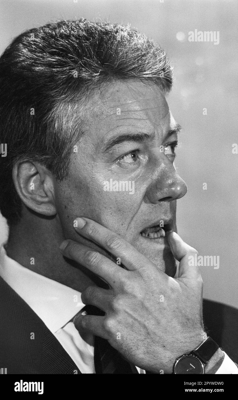 Germany, Bonn 10.12.1990. Archive No.: 24-04-29 Press Conference For