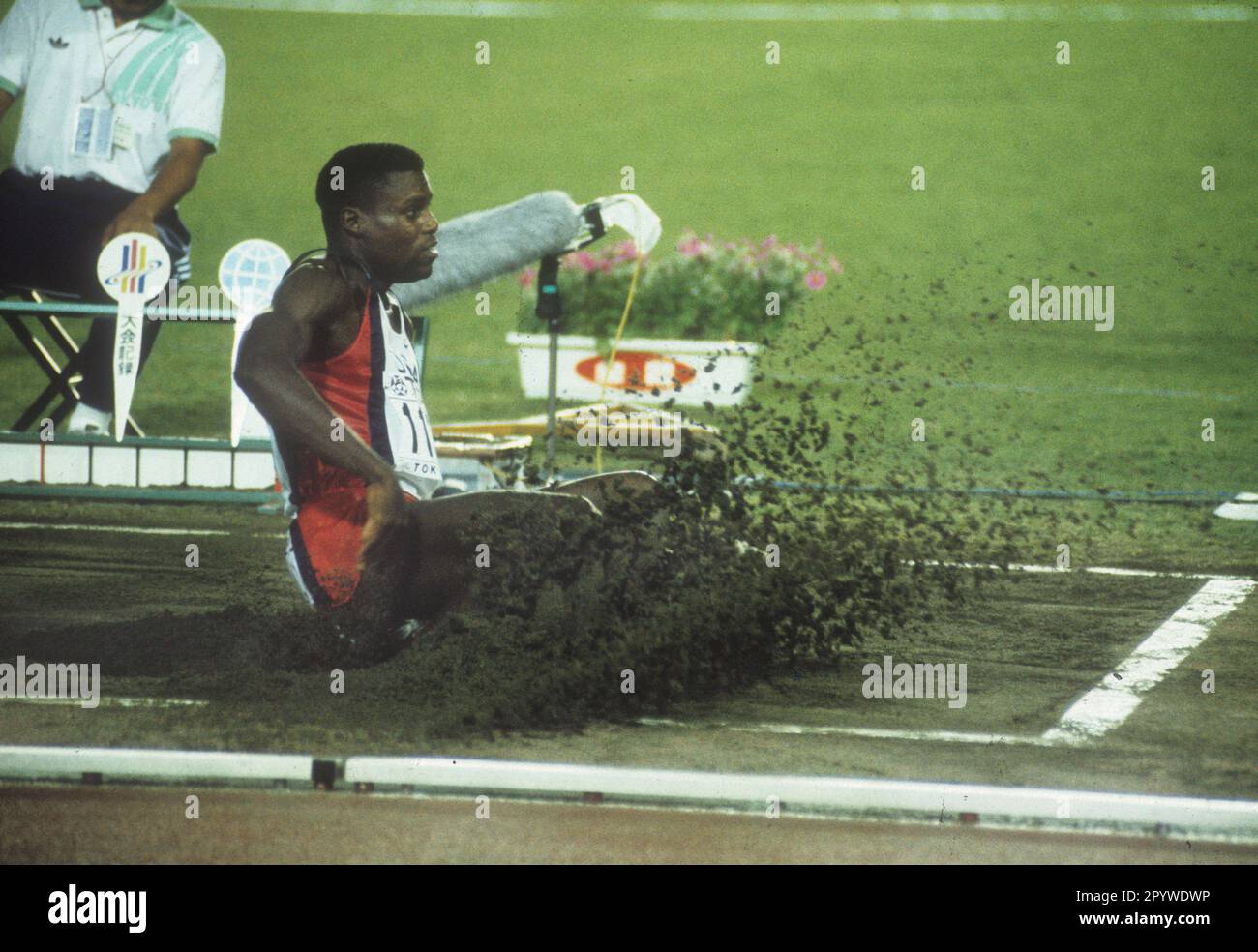 Athletics World Championships 1991 in Tokyo.long jump: Carl Lewis (USA) Action. [automated translation] Stock Photo
