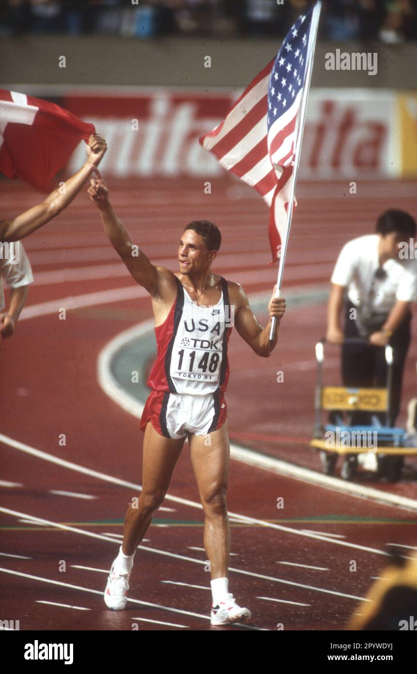 World Athletics Championships 1991 in Tokyo. Decathlon: Dan O'Brien (USA) on the lap of honor. [automated translation] Stock Photo