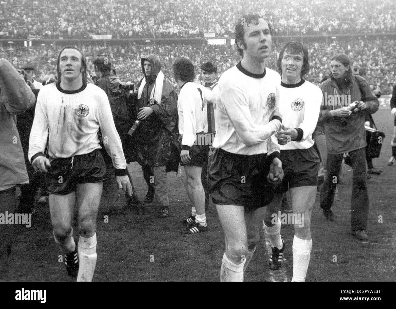 European Championship 1972. quarterfinal: Germany - England 0:0 / second leg in Berlin 13.05.1972. Exhausted but happy, the German players leave the lawn of the Olympic Stadium after the draw. From left: Günter Netzer, Franz Beckenbauer and Jupp Heynckes. [automated translation] Stock Photo